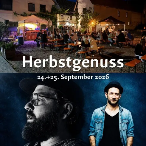 Eine belebte Abendveranstaltung im Freien mit Tischen und Gästen. Oben steht "Herbstgenuss" und das Datum "24.+25. September 2026".