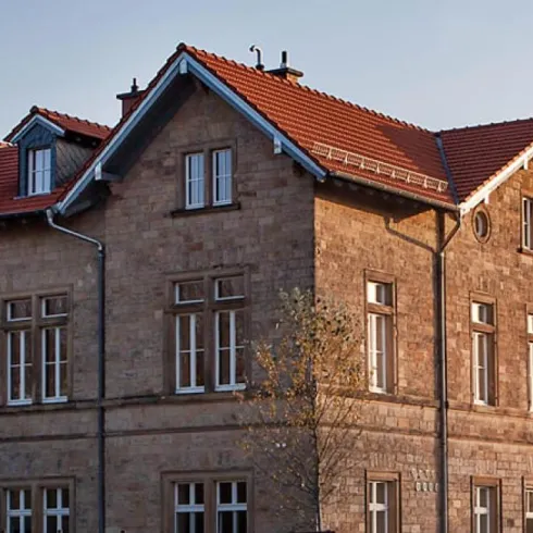 Gebäude außen (© www.bahnhof-rohrbach.de)