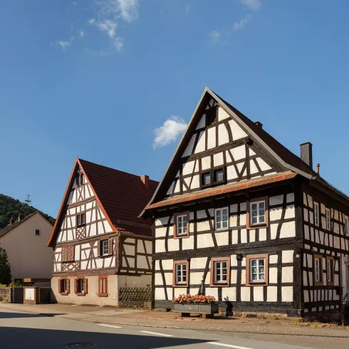 Blick auf die alten Fachwerkhäuser in Hinterweidenthal, an der Ortsstraße gelegen