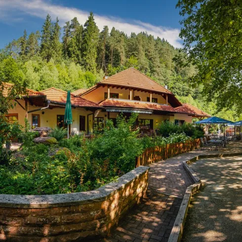 Aussenansicht Landgasthof am Teufelstisch mit Garten und gepflastertem Weg davor