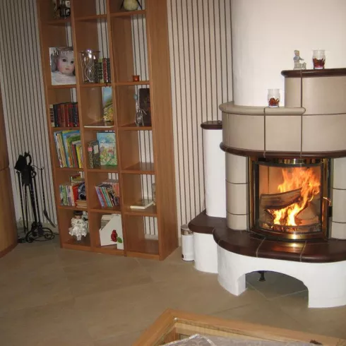 Wohnzimmer mit Kachelkamin (© Archiv Leistungsträger) Wohnzimmer mit Kachelkamin (© Archiv Leistungsträger)