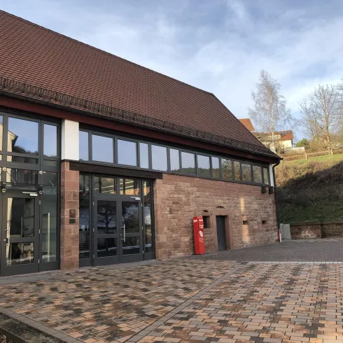 E-Bike Ladestation Dorfgemeinschaftshaus (© Adrian Stilgenbauer)