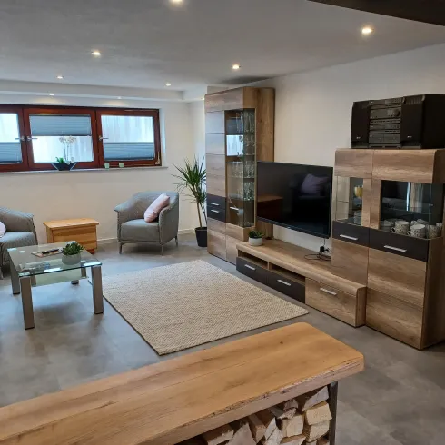 Wohnzimmer mit TV (© Archiv Ferienwohnung in der Grünheck) Wohnzimmer mit TV (© Archiv Ferienwohnung in der Grünheck)