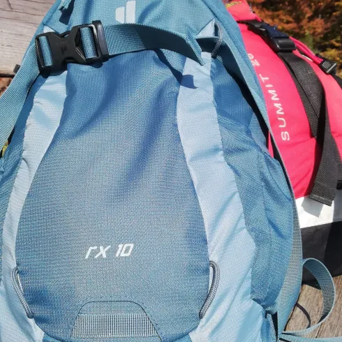 Rucksäcke auf einer Bank