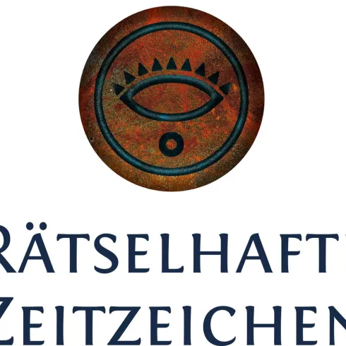 Ein runder, orangefarbener Hintergrund mit einem stilisierten Auge und Zacken darüber. Darunter steht der Schriftzug "Rätselhafte Zeitzeichen" in blauer Schrift.