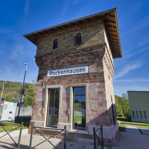 Ein historisches Gebäude in Rockenhausen mit einem klaren blauen Himmel im Hintergrund. Die Architektur ist auffällig und gut erhalten.