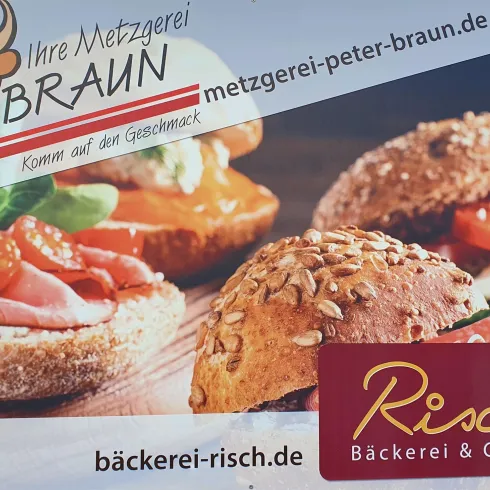 Ein Bild von lecker belegten Brötchen mit verschiedenen Zutaten. Im Hintergrund sind die Logos von einer Metzgerei und einer Bäckerei zu sehen.