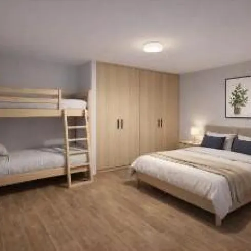 Ein modernes Schlafzimmer mit einem Doppelbett und einem Etagenbett. Der Raum hat helle Wände, Holzfußboden und eine schlichte Dekoration.