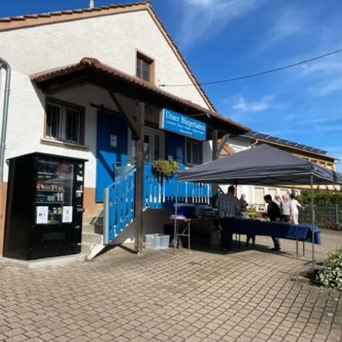 Verkaufsautomat vor dem Bürgerladen in Höringen