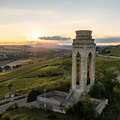 Sonnenuntergang am Ehrenmal im Zellertal (© Sebastian Fachenbach)
