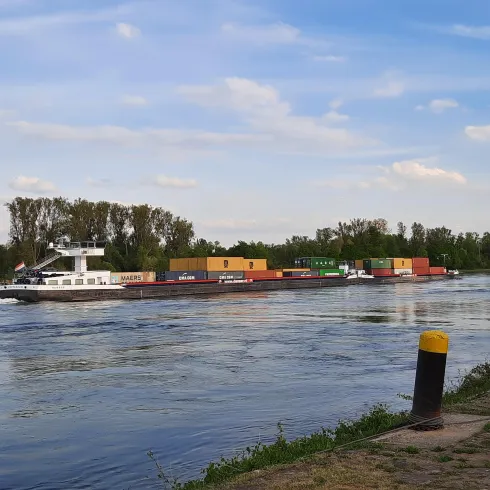 Der Rhein, bedeutender Transportweg für die Wirtsc (© Fritz Kuhn)