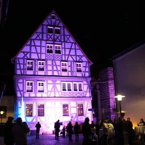 Blaues Haus beleuchtet (© Tourist-Information Otterbach-Otterberg)