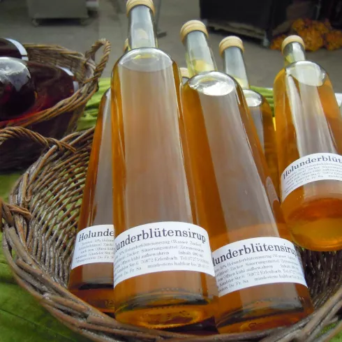 Marktstand Runck - Holunderbluetensirup (© Südpfalz Tourismus Kandel e.V., Foto Sabine Bock)
