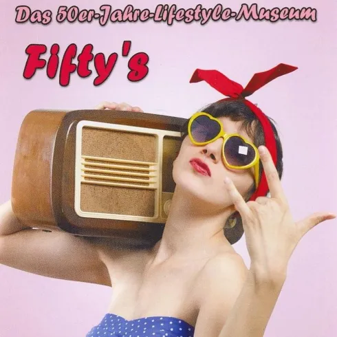 Eine Frau mit einer retro Fernseher und Sonnenbrille posiert in einem pinken Hintergrund. Der Stil ist inspiriert von den 50er Jahren.