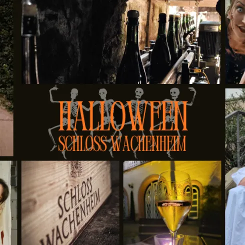 Eine Halloween-Dekoration mit einer gruseligen Atmosphäre, die Kürbisse, Verkleidungen und schaurige Elemente zeigt. Im Hintergrund ist das Schloss Wachenheim zu sehen.