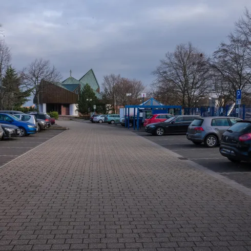 Parkplatz, Blick zur St. Edith-Stein Kirche