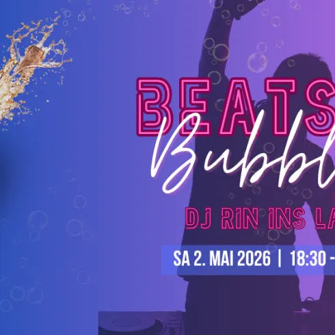 Eine Flasche Champagner sprudelt vor einem bunten Hintergrund. Text kündigt die Veranstaltung "Beats & Bubbles" mit DJ Rin an.
