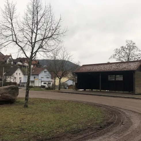 Bushaltestelle Erfweiler Belmontplatz (© Adrian Stilgenbauer)