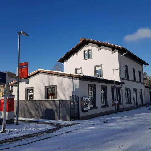 Bahnhofsgebäude mit Restaurant AVIKA
