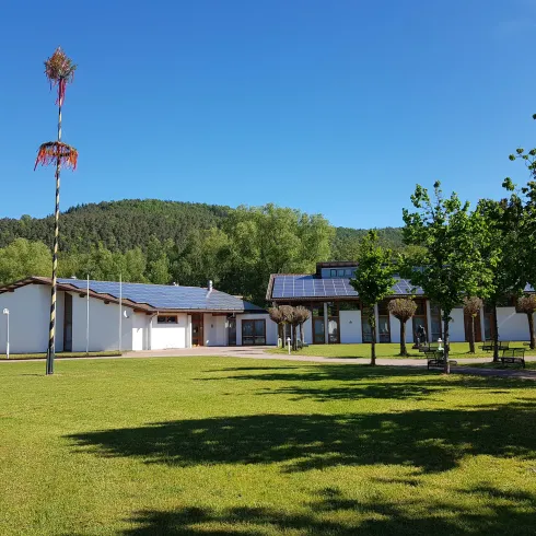 Maibaum beim Bürgerhaus Maibaum beim Bürgerhaus