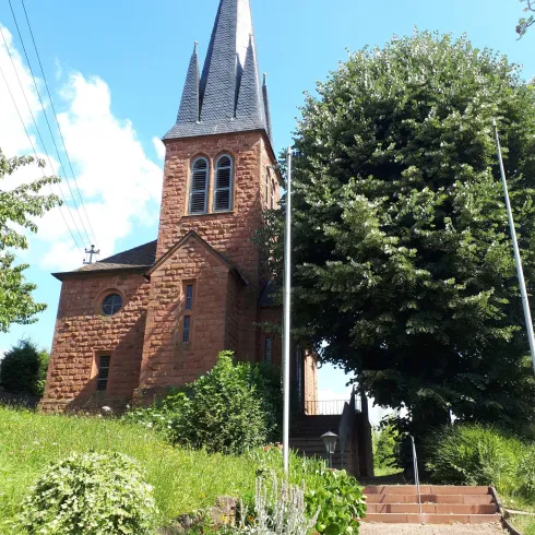 ev. Kirche Dernbach (© Verein Südliche Weinstrasse Annweiler am Trifels)