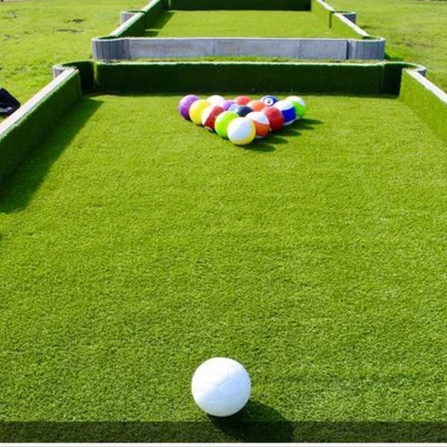 Fußballbillardfeld mit Kugeln auf dem Rasen.