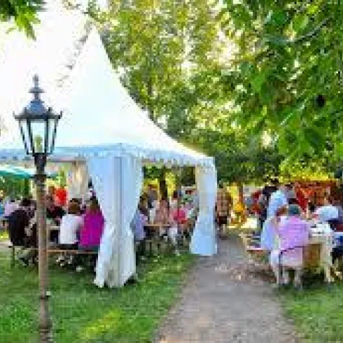 Winzergarten Weingut Bibinger mit Gästen und Pavillions