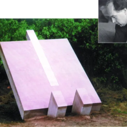 Eine moderne Skulptur in Form einer geneigten Fläche mit einer weißen Linie, umgeben von einer grünen Landschaft. Im Bild befindet sich auch ein Einsatz eines Mannes, der offenbar an seinem Werk arbeitet.