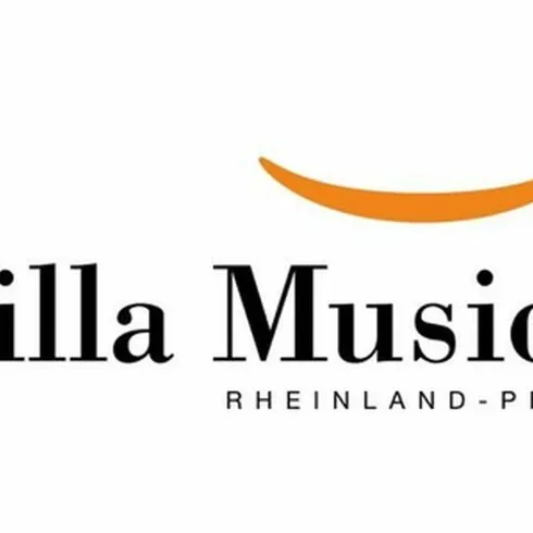 Ein Logo von Villa Musica Rheinland-Pfalz. Es zeigt den Namen in schwarzer Schrift und ein orangefarbenes Designelement.