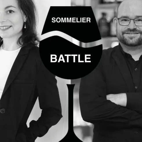 Zwei Sommeliers stehen nebeneinander, bereit für einen Wettbewerb. Im Hintergrund ist das Wort „BATTLE“ und ein Weinglas-Logo zu sehen.