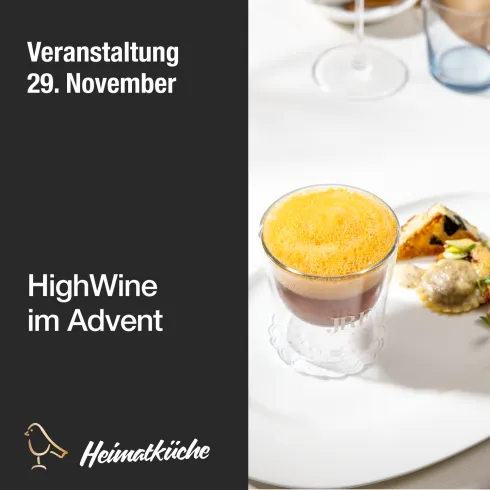 Ein elegantes Glas mit einem Getränk, umgeben von köstlichen Snacks auf einem Teller. Der Hintergrund zeigt eine festliche Tischdekoration für eine Veranstaltung im Advent.