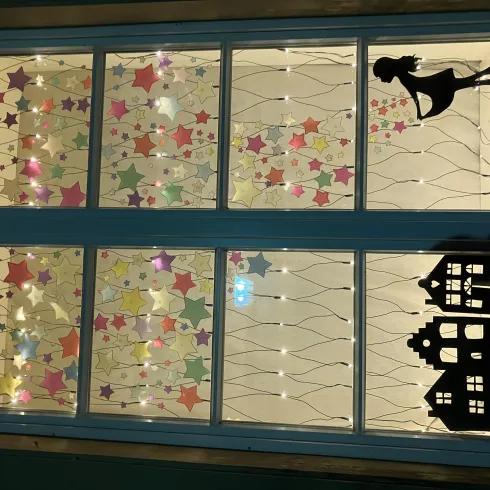 Adventsfenster Schule (© Die Ev. Johannitergemeinde lädt ein zur Eröffnung des 3. Adventsfenster mit musikalischer Begleitung am Kirchencafe`, Ecke Amtsgasse/ Schlossplatz. Gestaltet von der Klasse 5a der Charlotte-Friederike-Realschule plus Meisenheim.)