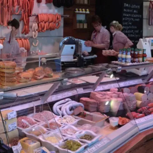 Wurst- und Fleischtheke in der Metzgerei Braun. Im Hintergrund Verkäuferinnen