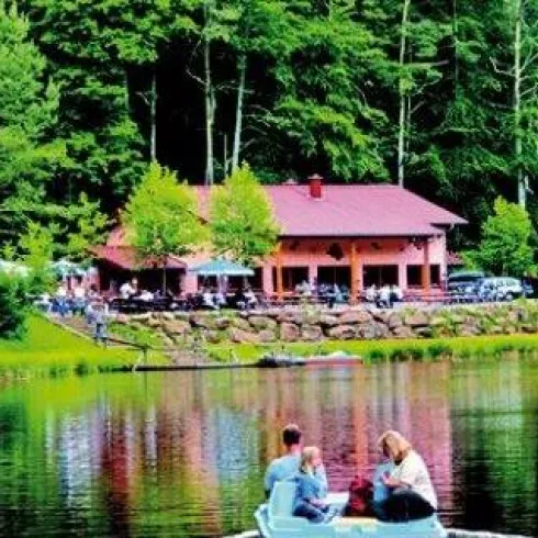 Paddelweiher mit Hütte (© Sonja Spieß)