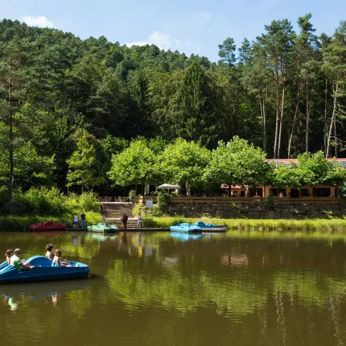 Ein See mit Tretbooten darauf