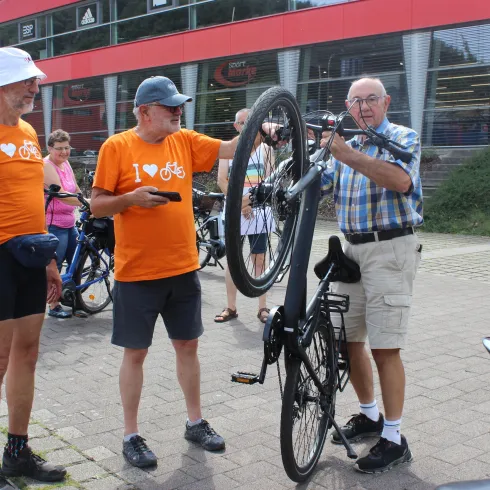 Männer mit Fahhrädern bei Codieraktion 2024