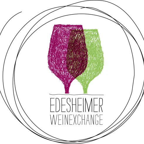 Vier Weingläser mit frischem Weißwein stehen auf einem Holztisch. Im Hintergrund sind grüne Pflanzen und ein hellblauer Himmel zu sehen.