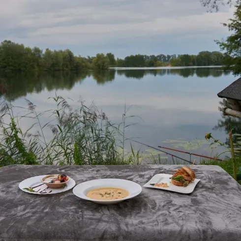 Gemütliches Essen und gleichzeitig E-Bike aufladen (© Wigand Schneiderheinze)