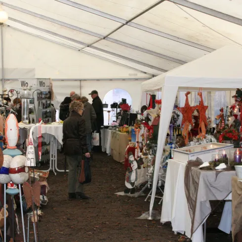 Im Kunsthandwerkerzelt