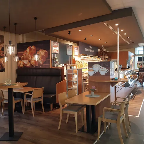 Edeka Markt-Bäckerei mit Café