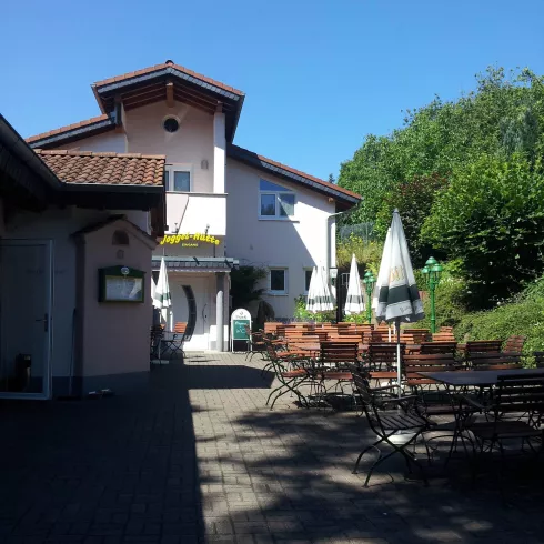 Joggelhütte mit Biergarten