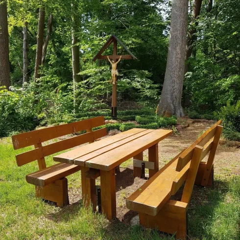 "Hölzernes Kreuz" mit Sitzgruppe