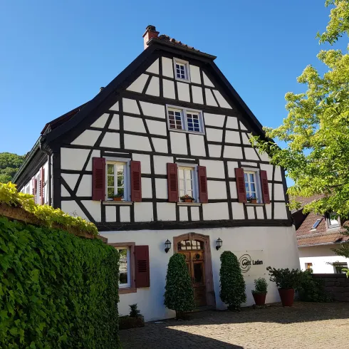 Altes Pfarrhaus (Fachwerkhaus) mit Schild Eine-Welt-Laden