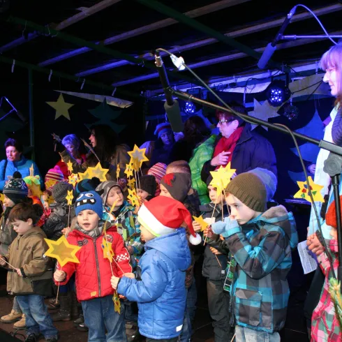 Kindergarten beim Bühnenprogramm Kindergarten beim Bühnenprogramm