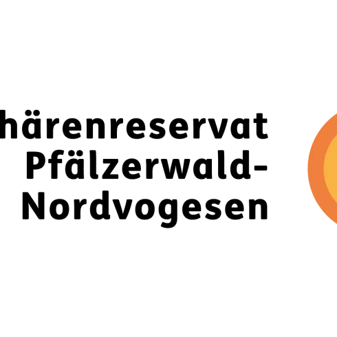 Logo des Biosphärenreservats Pfälzerwald-Nordvogesen. Es zeigt den Namen und ein einfaches, farbenfrohes Symbol.