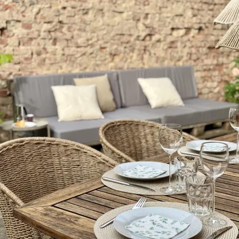 Privater Innenhof mit Esstisch und Lounge