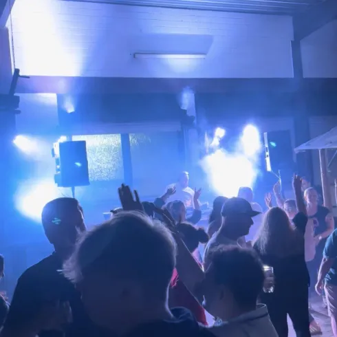 Karr`s Hoffest Party mit tanzenden Gästen 