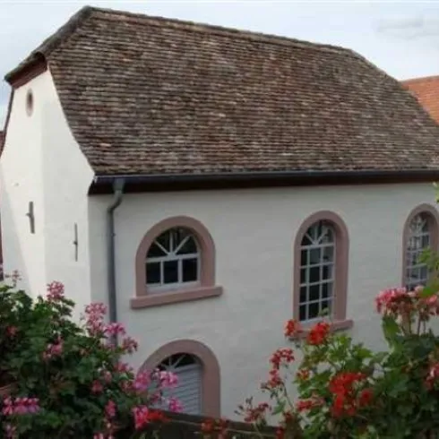 Die ehemalige Synagoge von Weisenheim am Berg von Außen.