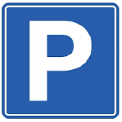 Ein blaues Schild mit einem großen weißen "P" darauf. Es steht für einen Parkplatz.