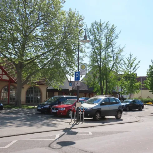 Parkplatz Dorfplatz Bild 1 (© Urlaubsregion Freinsheim)